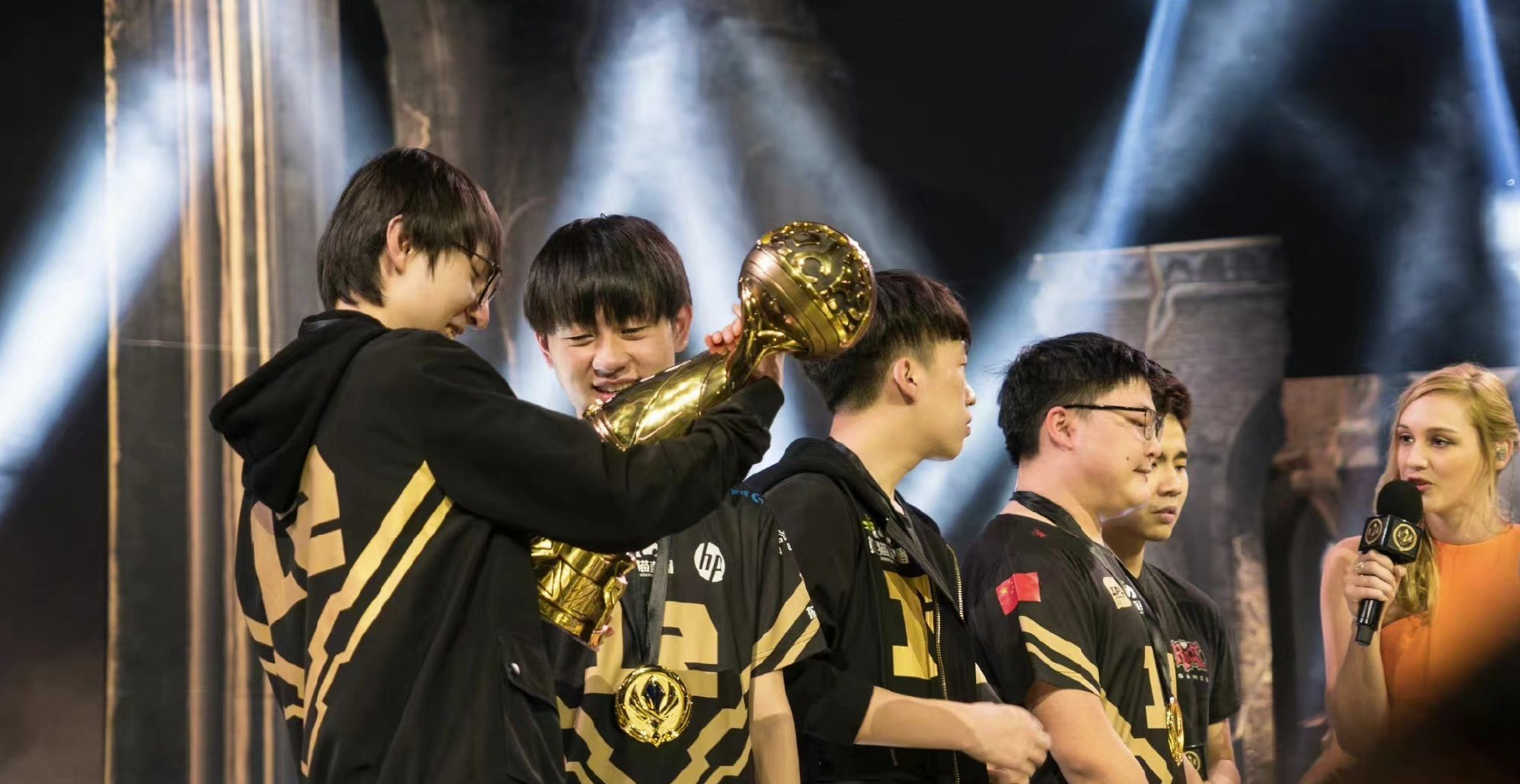 RNG险胜T1，Keria团战一打五宿敌对决成都决赛之夜，让粉丝疯狂欢呼